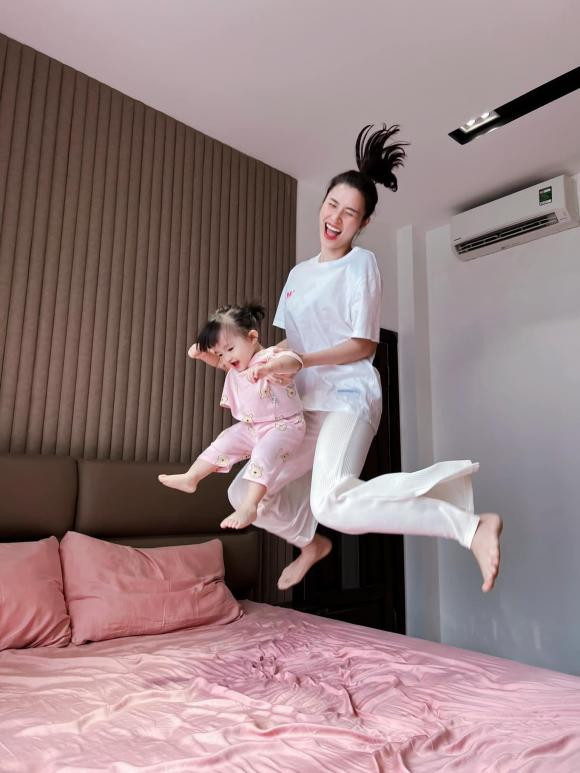 Ông Cao Thắng tiết lộ khoảnh khắc đời thường của Đông Nhi Ong Cao Thang tiet lo khoanh khac doi thuong cua Dong Nhi