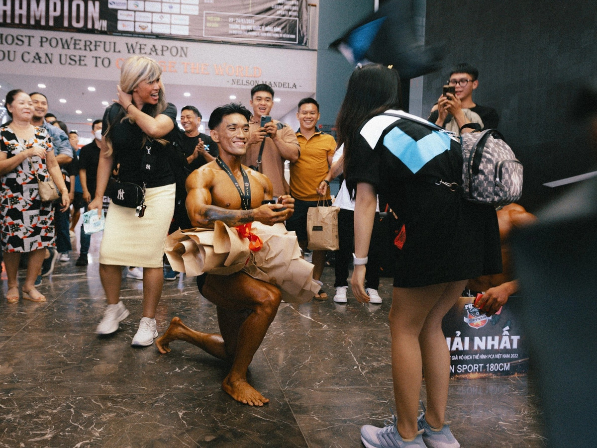 Chang trai TP.HCM cau hon ban gai khi vua doat huy chuong