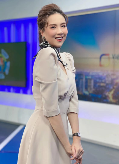 Style công sở 2 BTV VTV: Mai Ngọc thanh lịch, Ngọc Trinh sang chảnh - Hình 4 Style cong so 2 BTV VTV: Mai Ngoc thanh lich, Ngoc Trinh sang chanh-Hinh-4