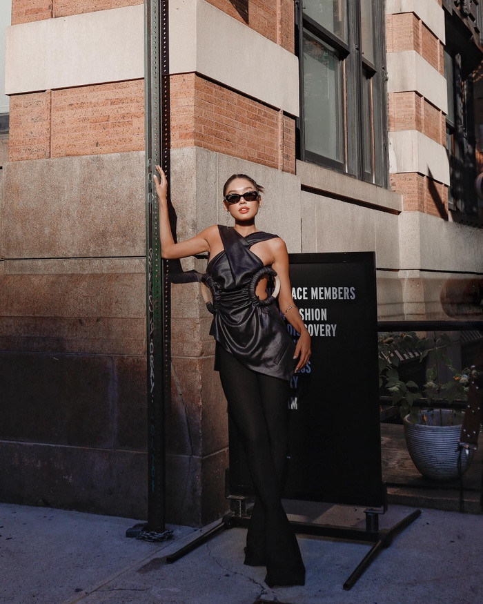 Á hậu 1 Miss Universe Vietnam 2022 đang thực hiện chuyến du lịch kết hợp công tác bên trời Tây. Có thể thế, được trở về với môi trường quen thuộc, Thảo Nhi Lê như 'cá gặp nước', thỏa sức khoe cá tính riêng bằng những bộ outfit độc đáo.