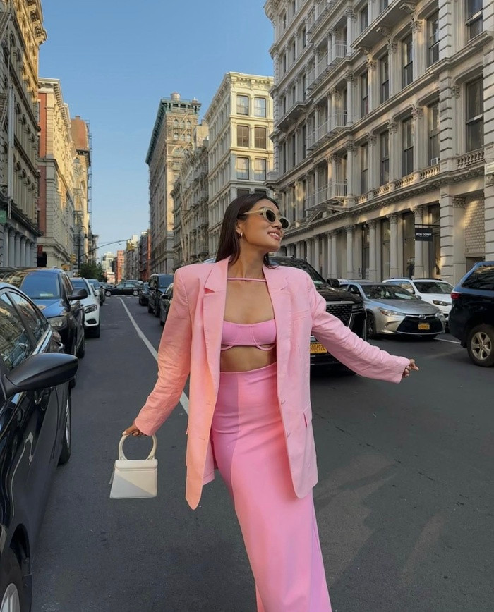 Cô khoác lên người áo bra cùng chiếc váy ống suông dài, ôm trọn body quyến rũ. Bên cạnh đó, người đẹp 9X còn kết hợp với áo blazer hồng ton-sur-ton tạo sự kín đáo và thêm phần thanh lịch.