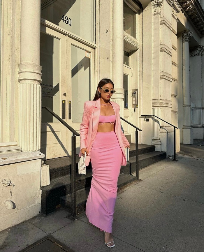 Thảo Nhi Lê còn kết hợp cùng chiếc túi trắng mini thời trang đến từ nhà mốt đình đám. Chia sẻ về những dự án trong tương lai, Thảo Nhi Lê cho biết: "Nhi là người phụ nữ của công việc. Mình thấy rất vui khi được làm việc và cống hiến cho cộng đồng song có lẽ trong tương lai gần, mình phải tìm cách để nghỉ ngơi vì cơ thể cũng 'lên tiếng' rồi. Mong là sau khoảng thời gian này, Nhi sẽ có thêm một chút thời gian để thư giãn và dành sự quan tâm cho bản thân, gia đình, bạn bè, những người mình yêu thương".