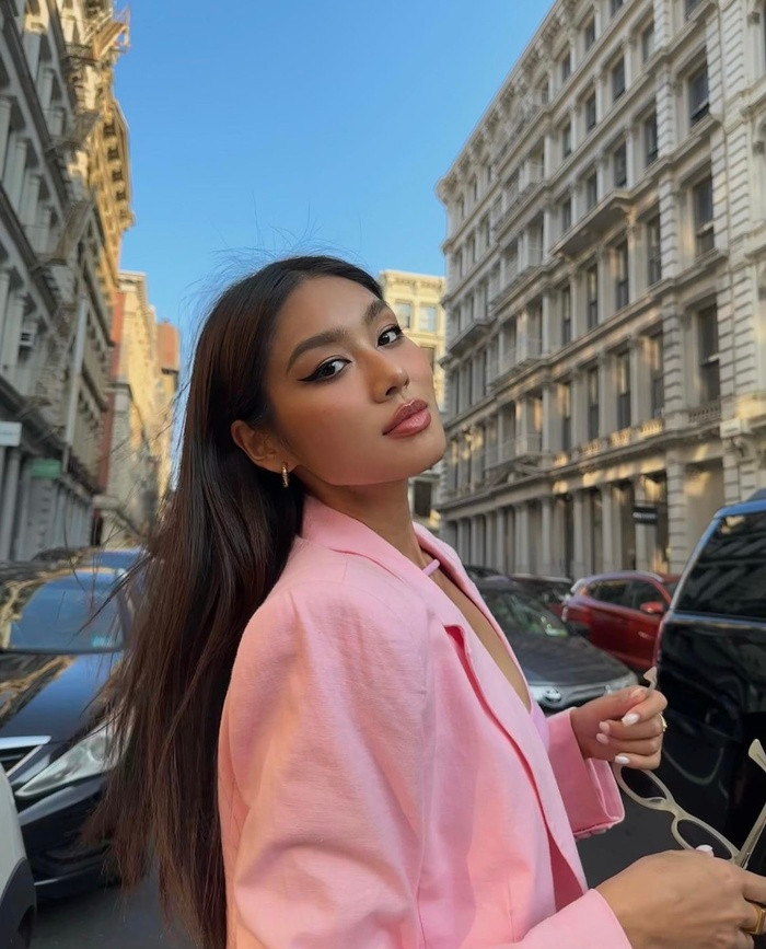 Mới đây, Thảo Nhi Lê vừa đăng tải bộ ảnh mới và được người hâm mộ thả tim "rần rần". Nàng hậu Việt kiều xuất hiện với vẻ ngoài sang chảnh, layout makeup tông Tây trông cực kỳ hút mắt.