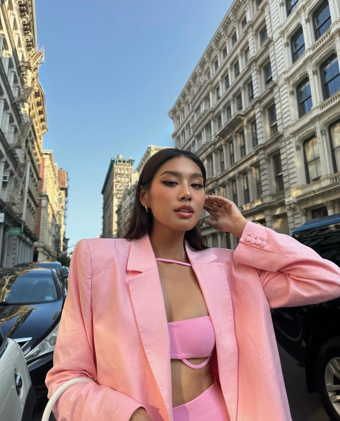 Thảo Nhi Lê chọn cho mình nguyên cây hồng từ trên xuống dưới. Dù diện trang phục có màu sắc khá bánh bèo nhưng nàng hậu vẫn luôn giữ sức hút riêng nhờ thần thái cá tính.