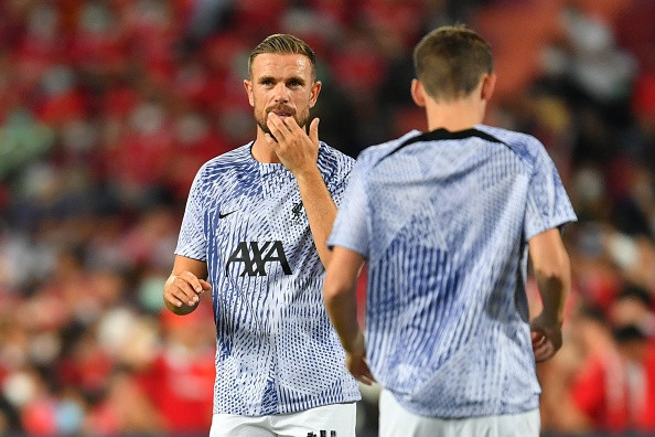 Jordan Henderson (32 tuổi - 15 triệu euro): Henderson đóng vai trò quan trọng trong lối chơi của Liverpool và cũng là thủ lĩnh tinh thần của đội bóng chủ sân Anfield. Tháng 8/2021, tiền vệ này được CLB chủ quản gia hạn hợp đồng đến năm 2025.