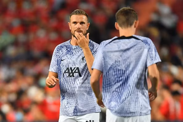 Jordan Henderson (32 tuổi - 15 triệu euro): Henderson đóng vai trò quan trọng trong lối chơi của Liverpool và cũng là thủ lĩnh tinh thần của đội bóng chủ sân Anfield. Tháng 8/2021, tiền vệ này được CLB chủ quản gia hạn hợp đồng đến năm 2025.