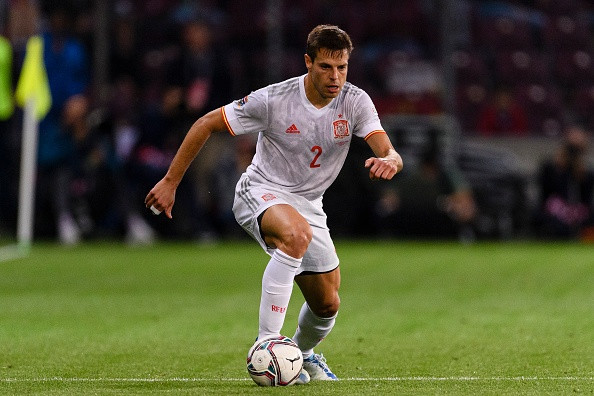 Cesar Azpilicueta (33 tuổi - 9 triệu euro): Thủ quân Chelsea đang được Barca mời ký hợp đồng 2 năm. Trước đó, Azpilicueta cũng bày tỏ ý định trở về Tây Ban Nha thi đấu trong những năm cuối sự nghiệp.