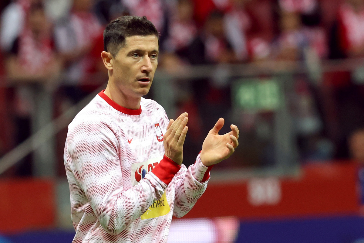 Robert Lewandowski (34 tuổi - 45 triệu euro): Lewy đã trở lại hội quân cùng Bayern nhưng cho thấy thái độ hời hợt bởi trước đó, tiền đạo này tuyên bố không còn muốn ra sân cho đội chủ sân Allianz Arena. Thủ quân tuyển Ba Lan đang chờ Barcelona "giải cứu" trong kỳ chuyển nhượng hè năm nay.