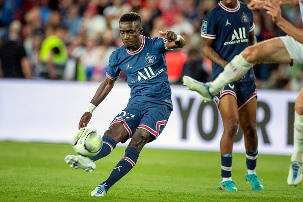 Idrisa Gueye (33 tuổi - 12 triệu euro): Gueye đáp ứng yêu cầu về chuyên môn nhưng anh thường xuyên vướng vào những rắc rối ngoài sân cỏ tại PSG, gần nhất là vụ bị CĐV dọa giết vì khiến Mbappe chấn thương trong buổi tập.