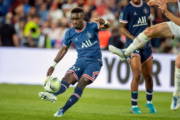 Idrisa Gueye (33 tuổi - 12 triệu euro): Gueye đáp ứng yêu cầu về chuyên môn nhưng anh thường xuyên vướng vào những rắc rối ngoài sân cỏ tại PSG, gần nhất là vụ bị CĐV dọa giết vì khiến Mbappe chấn thương trong buổi tập.