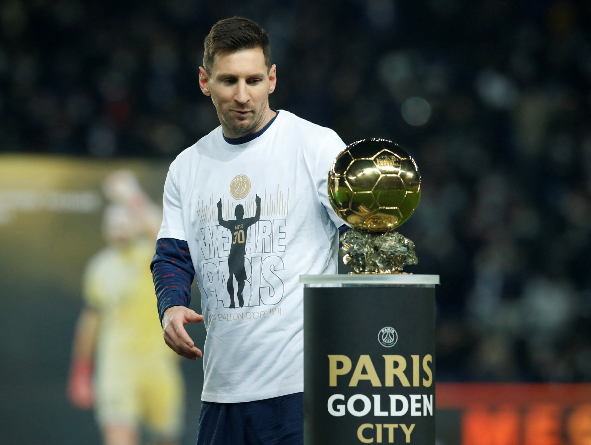 Lionel Messi (35 tuổi - 50 triệu euro): Theo báo chí Tây Ban Nha, BLĐ PSG đánh giá cao màn trình diễn của Messi và đang muốn gia hạn với siêu sao người Argentina thêm một năm. Hè 2021, "El Pulga" ký hợp đồng 2 năm với đội chủ sân Parc des Princes.