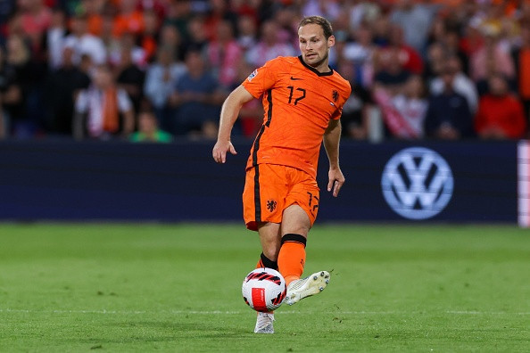 Daley Blind (32 tuổi - 9 triệu euro): Cựu hậu vệ Man United phải gắn thiết bị hỗ trợ nhịp tim nhưng vẫn thi đấu bền bỉ trong màu áo Ajax. Blind giúp đội chủ sân Johan Cruyff giành 3 chức vô địch Hà Lan trong 4 mùa gần nhất.