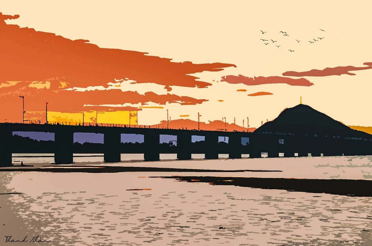 Cây cầu Hùng Vương dẫn về thành phố, phía xa xa là núi Chóp Chài. Du khách từ sân bay Tuy Hòa di chuyển về trung tâm thành phố đều đi qua cây cầu này. Trong khi đó, núi Chóp Chài lại là "tụ điểm" ăn uống của thành phố với món dê núi.