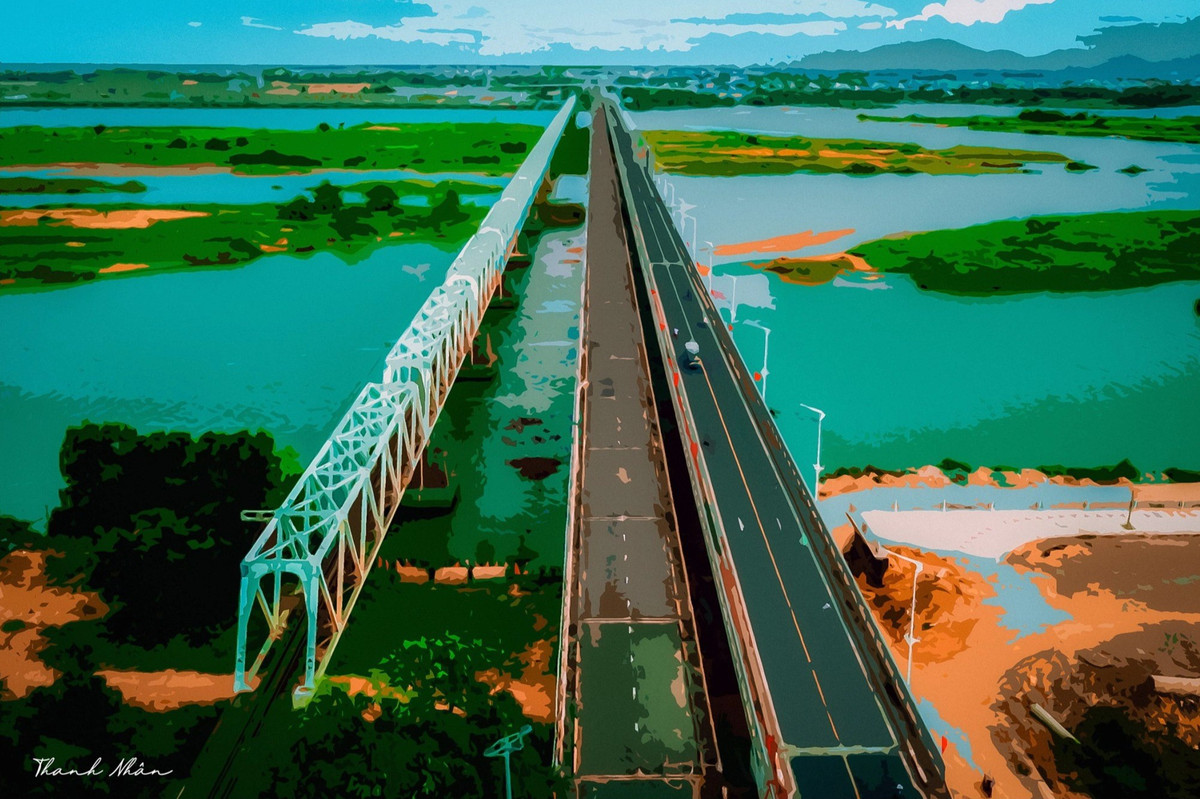 Không xô bồ, tấp nập như các thành phố lớn, khi đi trên những cây cầu ở Tuy Hòa, du khách sẽ được ngắm nhìn khung cảnh thanh bình ở hai bên đường.