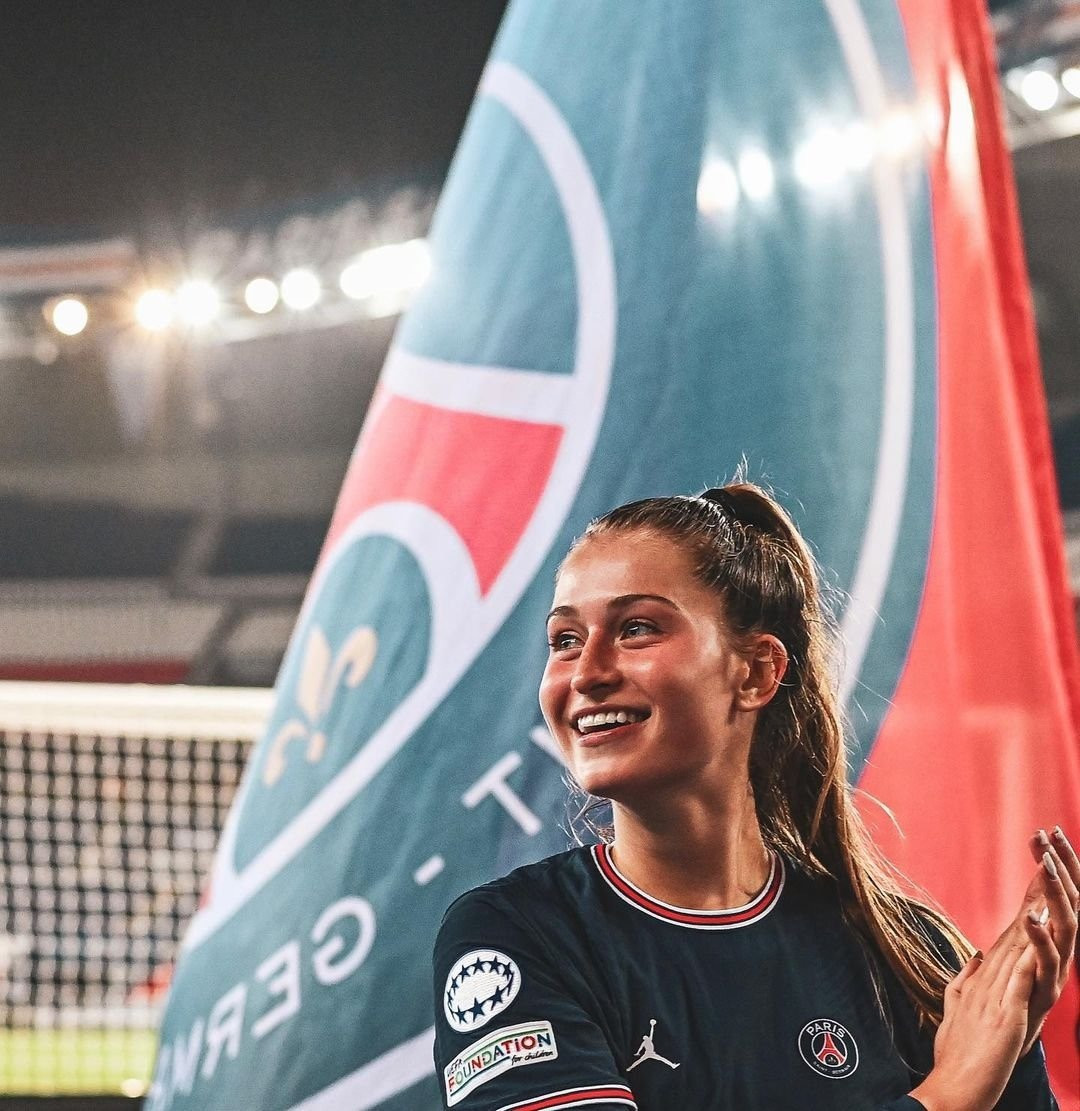 Nữ cầu thủ đã từ bỏ việc học đại học để bước vào con đường thi đấu chuyên nghiệp cho đội nữ PSG từ năm 2019.