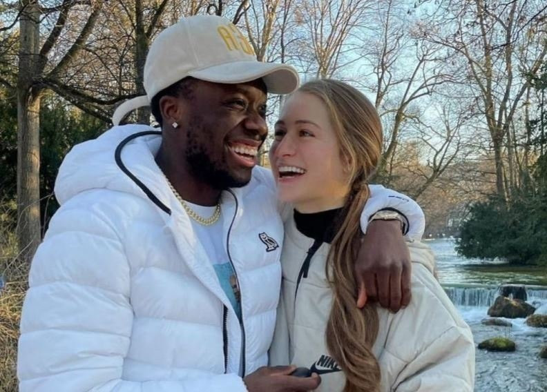 Tháng 5/2022, Alphonso Davies xác nhận cặp đôi đã “đường ai nấy đi” trên trang cá nhân. Hậu vệ 22 tuổi vẫn dành những lời có cánh cho bạn gái cũ: “Cô ấy là một người mà tôi rất tôn trọng”.