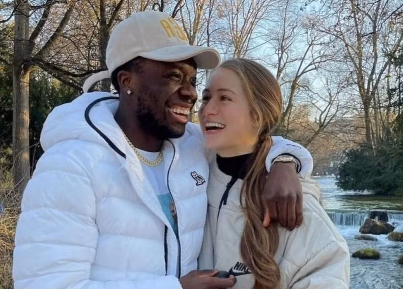 Tháng 5/2022, Alphonso Davies xác nhận cặp đôi đã “đường ai nấy đi” trên trang cá nhân. Hậu vệ 22 tuổi vẫn dành những lời có cánh cho bạn gái cũ: “Cô ấy là một người mà tôi rất tôn trọng”.