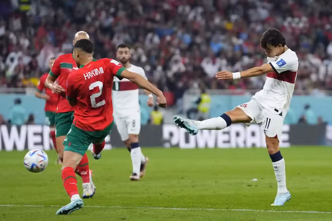 Bo Dao Nha 0-1 Morocco: Nuoc mat da roi tren go ma Ronaldo