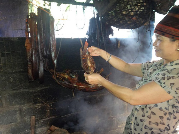 Cá sỉnh thịt chắc ngọt đậm, thơm, xương đã ít lại mềm.