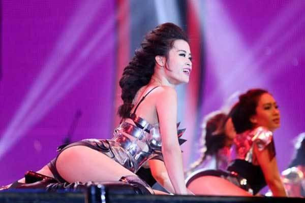 Loạt trang phục diễn không thể ngắn hơn của Đông Nhi - Hình 7 Loat trang phuc dien khong the ngan hon cua Dong Nhi-Hinh-7