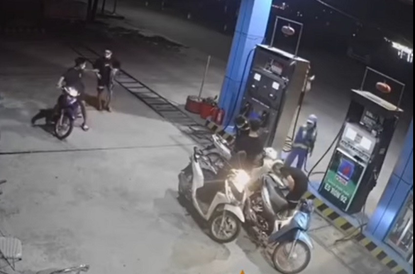 Nhom thanh nien Hai Duong dan canh do xang roi quyt tien