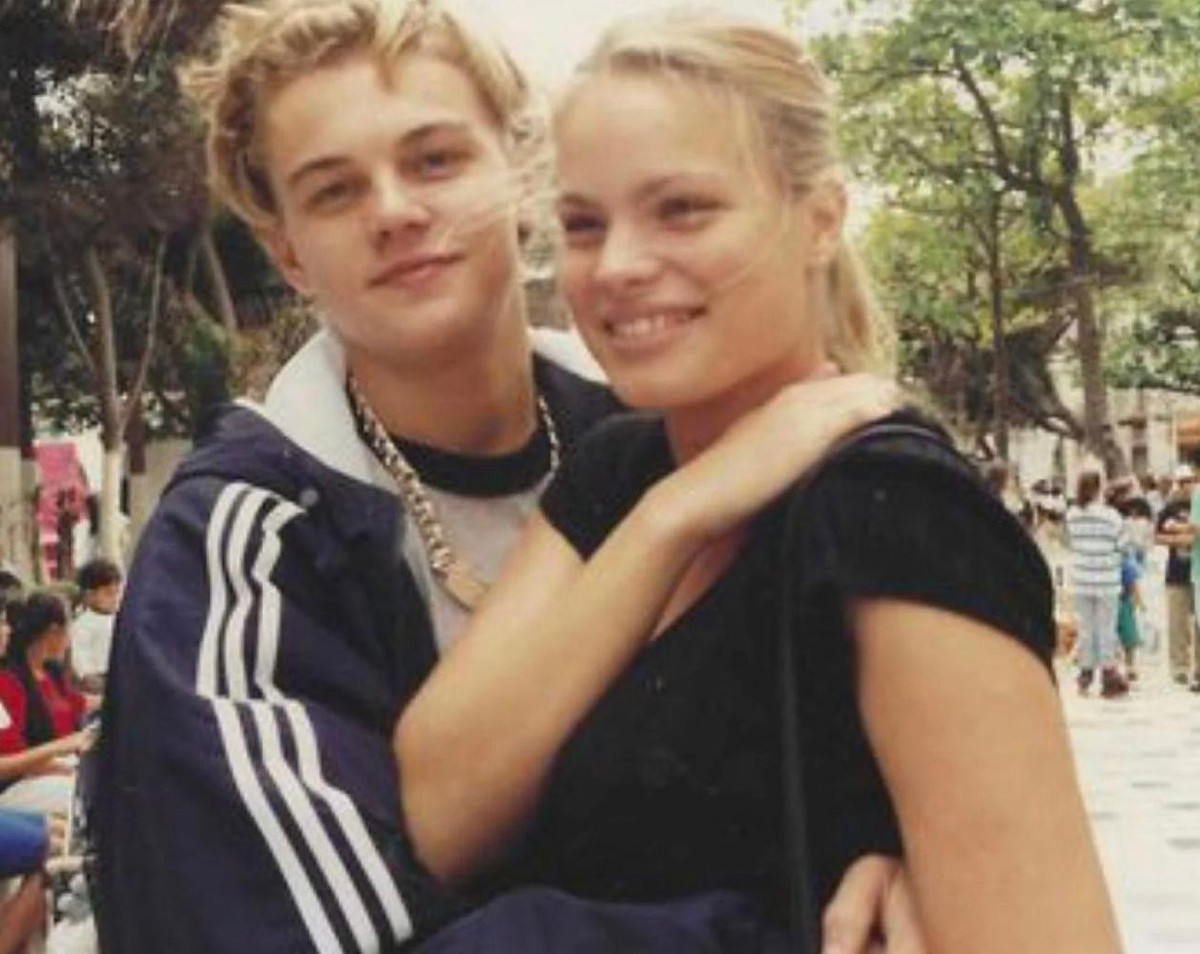 Tại buổi công chiếu Romeo + Juliet ở Los Angeles năm 1996, Zang đi trên thảm đỏ cùng DiCaprio. Trong sự kiện, cặp sao cũng nắm tay và cười đùa cùng nhau. Lúc đó, theo Elle, DiCaprio và Zang đã hẹn hò được khoảng hai năm. Cuối cùng, cặp sao chia tay với lý do người mẫu Zang không chịu được tính cách trẻ con của DiCaprio. Theo People, năm 1998, DiCaprio dành phần lớn thời gian sau khi chia tay với Zang để đi chơi ở các câu lạc bộ thâu đêm suốt sáng.