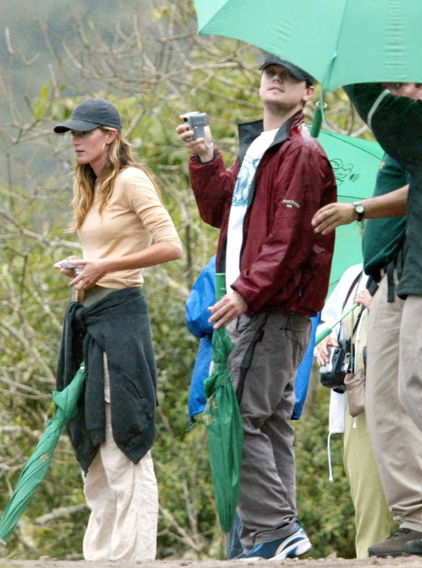 Từ năm 2000 đến 2005, DiCaprio hẹn hò với Gisele Bündchen. 5 năm bên nhau, Gisele Bündchen cho biết DiCaprio là người tuyệt vời, tuy nhiên, cô không thể chịu được sức nặng của việc truyền thông liên tục đeo bám hai người. "Chúng tôi biết những gì chúng tôi đã có, chúng tôi còn rất trẻ và chúng tôi đã trưởng thành cùng nhau theo nhiều cách. Tôi vô cùng tôn trọng anh ấy và tôi mong anh ấy sẽ có được những điều tốt đẹp nhất", nữ siêu mẫu chia sẻ. Sau khi chia tay DiCaprio, Bündchen kết hôn với cầu thủ bóng đá người Mỹ Tom Brady.