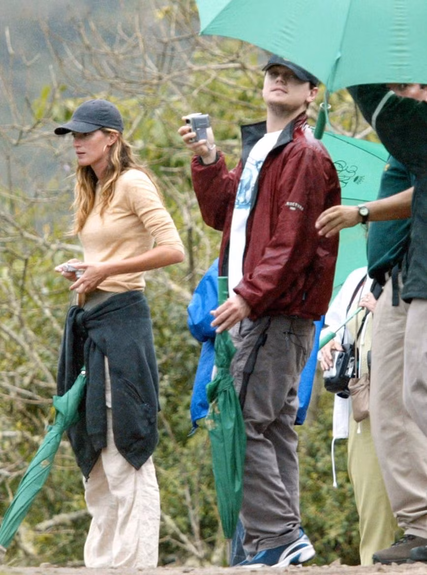 Từ năm 2000 đến 2005, DiCaprio hẹn hò với Gisele Bündchen. 5 năm bên nhau, Gisele Bündchen cho biết DiCaprio là người tuyệt vời, tuy nhiên, cô không thể chịu được sức nặng của việc truyền thông liên tục đeo bám hai người. "Chúng tôi biết những gì chúng tôi đã có, chúng tôi còn rất trẻ và chúng tôi đã trưởng thành cùng nhau theo nhiều cách. Tôi vô cùng tôn trọng anh ấy và tôi mong anh ấy sẽ có được những điều tốt đẹp nhất", nữ siêu mẫu chia sẻ. Sau khi chia tay DiCaprio, Bündchen kết hôn với cầu thủ bóng đá người Mỹ Tom Brady.