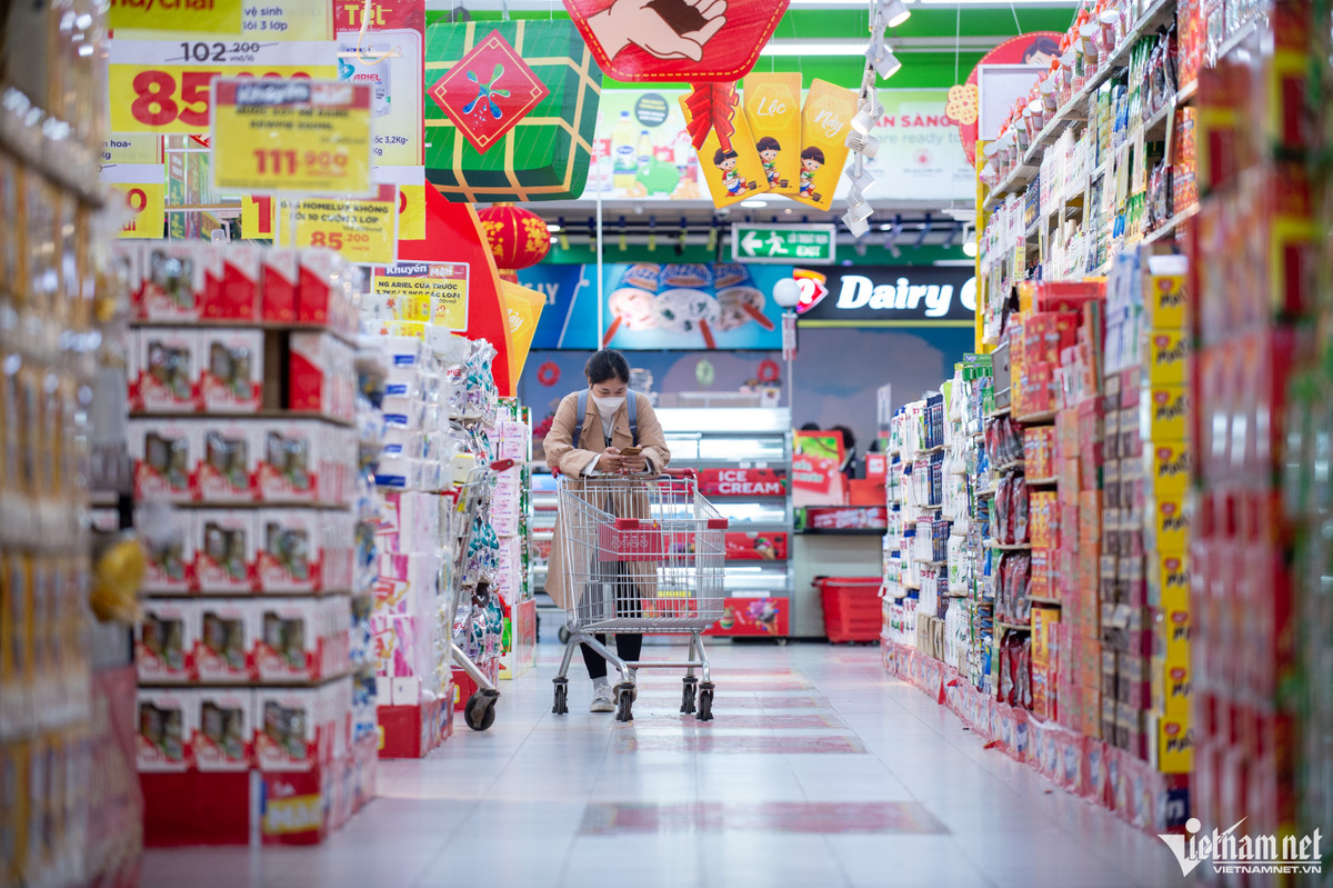 Nhiều hệ thống phân phối lớn đã hoàn tất kế hoạch tăng lượng hàng dự trữ, tập trung vào thực phẩm công nghệ, thực phẩm chế biến, gạo, nước mắm… và sản phẩm được người tiêu dùng mua sắm nhiều dịp cuối năm và Tết Nguyên đán Quý Mão 2023; đồng thời triển khai các chương trình khuyến mãi, giảm giá để đẩy mạnh tiêu thụ. Nguồn cung các mặt hàng thiết yếu cơ bản dồi dào, giá các mặt hàng không có biến động lớn.