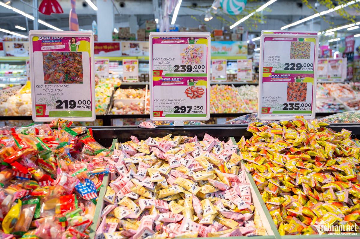 Giá mỗi loại bánh kẹo Tết từ 80.000 đồng đến gần 300.000 đồng/kg.