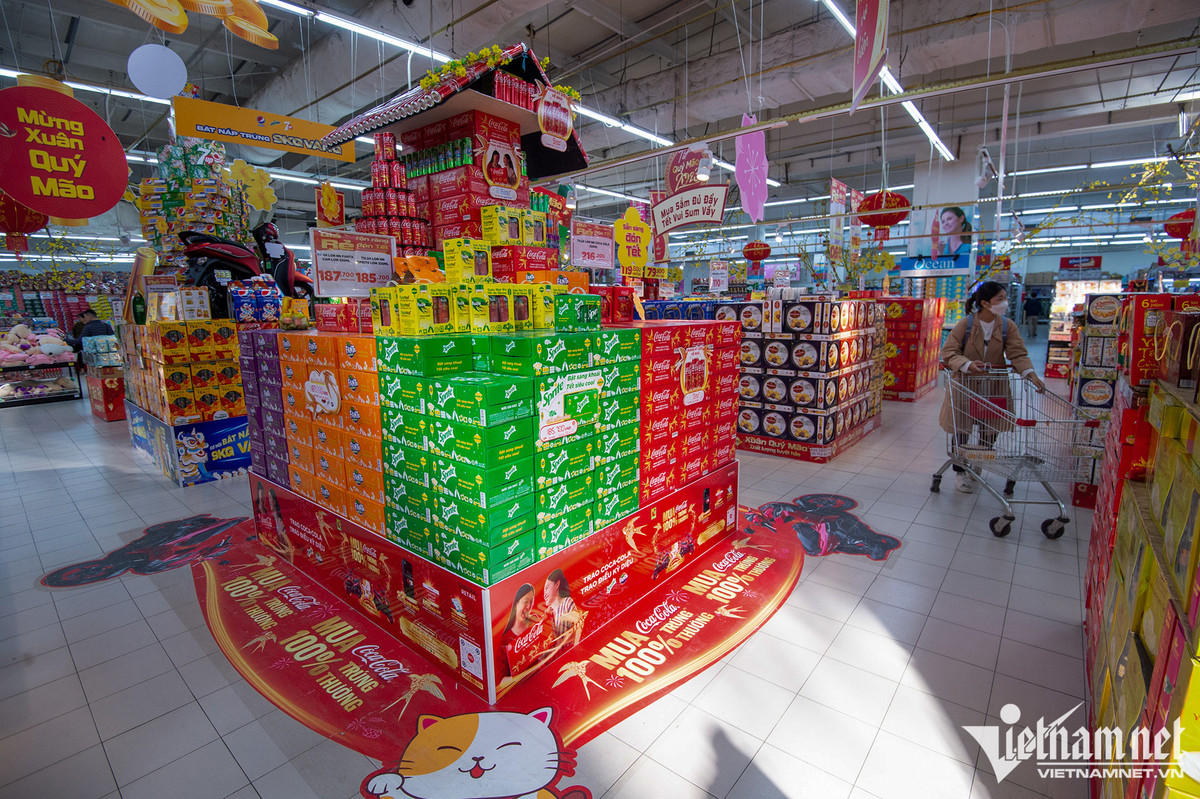 Các kệ bày đồ uống, bánh kẹo được chăm chút kỹ nhất với những mặt hàng có bao bì mẫu mã mới. Cuối năm là thời điểm nhu cầu tiêu dùng tăng cao, nhiều người lo thực phẩm mất an toàn, hàng giả, hàng nhái, kém chất lượng, không rõ nguồn gốc... được tung ra thị trường, có thể gây ảnh hưởng sức khỏe.