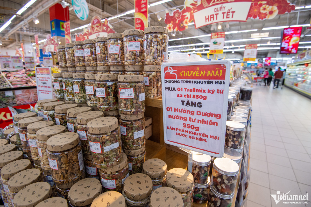 Một số mặt hàng áp dụng nhiều hình thức khuyến mãi như tặng kèm sản phẩm hoặc giảm giá. Để đảm bảo cho nhu cầu tiêu dùng tháng cuối năm 2022 và dịp Tết Nguyên đán Quý Mão, đại diện Vụ Thị trường trong nước cho hay, đến thời điểm hiện nay, tại nhiều tỉnh, thành phố lớn, ngành Công Thương đang phối hợp, hỗ trợ các doanh nghiệp đẩy mạnh các hoạt động kết nối cung cầu.