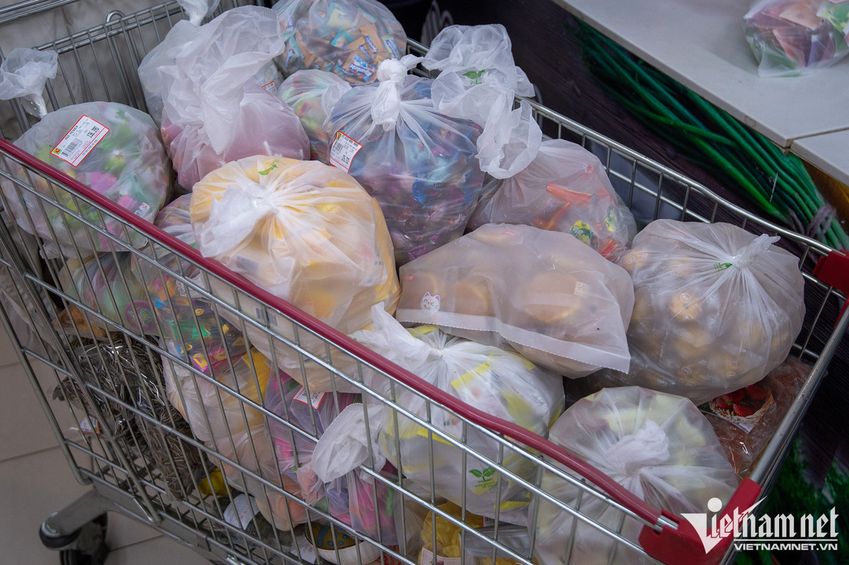 Những túi bánh kẹo bán cân được bà Trường chất đống trên chiếc xe đẩy.