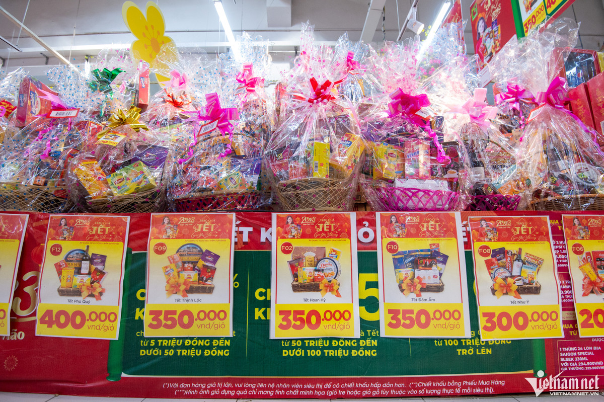 Những giỏ quà biếu tại siêu thị này có giá niêm yết từ 200.000 đến 500.000 đồng, không chênh lệch nhiều so với các năm trước.