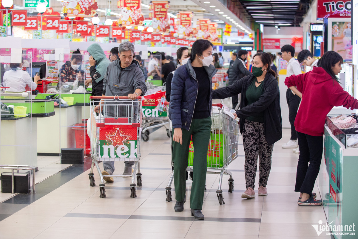Ghi nhận của phóng viên trong chiều 13/12, dù không phải là cuối tuần, nhiều khách hàng đã chọn hàng Tết khi đi mua sắm khiến các gian hàng và quầy thanh toán tại một siêu thị ở quận Cầu Giấy rất đông đúc.