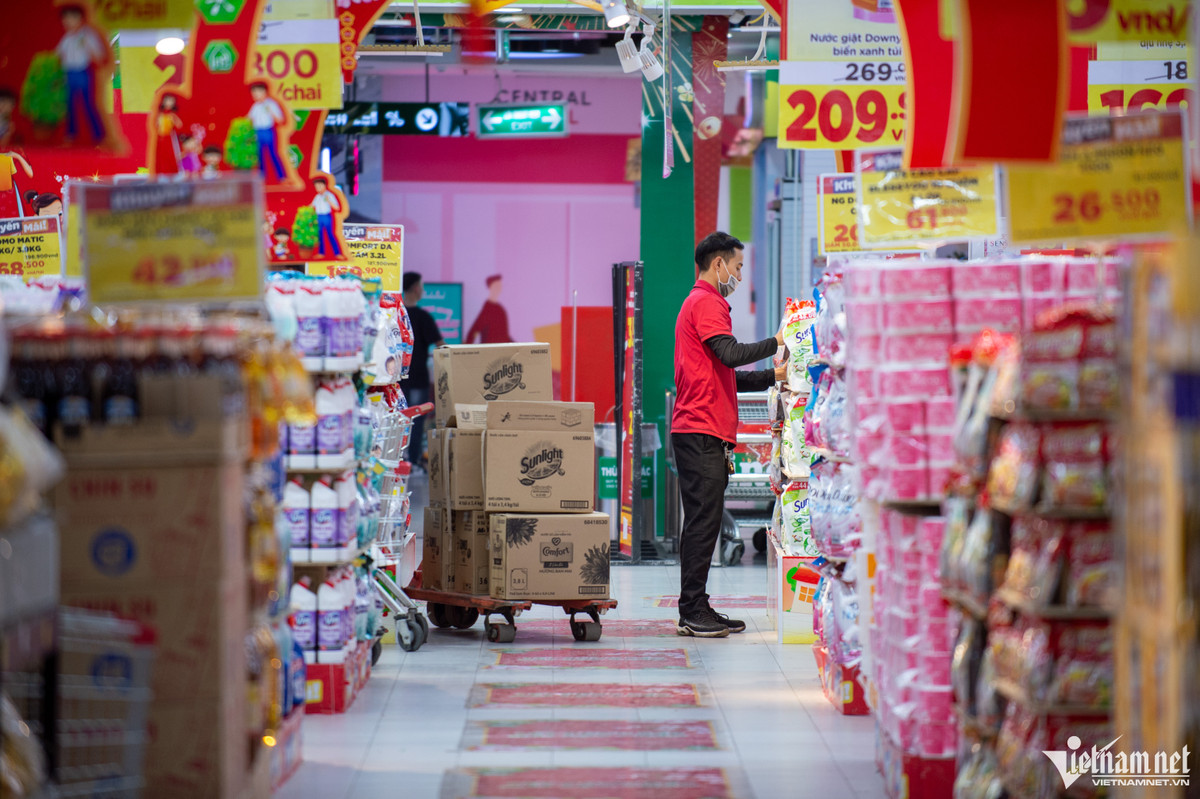 Gần một tuần nay, nhân viên siêu thị tất bật trang trí, bày biện các gian hàng Tết. Hà Nội ước tính tổng giá trị hàng hóa phục vụ tết trên địa bàn thành phố cho khoảng 10,75 triệu người đạt khoảng 39.500 tỷ đồng (tăng 15% so với thực hiện Tết năm 2022).