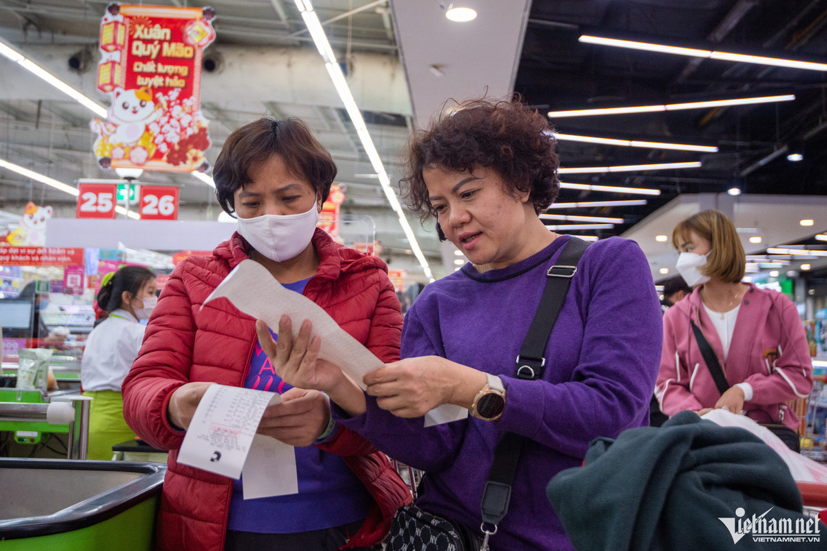 Vì đây là dịp mua sắm lớn trong năm, chị Ngân (47 tuổi) phải khảo giá thị trường Tết trước khi rút hầu bao. Chị cho biết: "Cuối năm nhiều việc phải lo, tôi cần cân đối chi tiêu. Theo tôi, bánh kẹo tăng giá hơn một chút so với mọi năm".