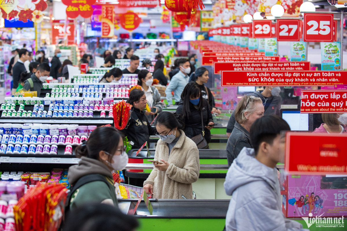 Dù còn chưa hết tháng 12 Dương lịch, một siêu thị tại Hà Nội đã trang trí chào đón Tết Nguyên đán Quý Mão nhằm thu hút khách.