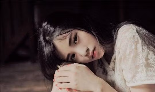 Dung dien thoai cua chong chuc sinh nhat me nhung gui nham, toi soc