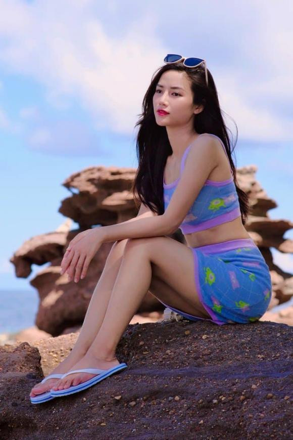 Khác với hình ảnh chỉn chu, có phần khô cứng trong tạo hình công an trong 'Đấu trí', ngoài đời Anh Đào ăn mặc trẻ trung đúng với lứa tuổi của mình.