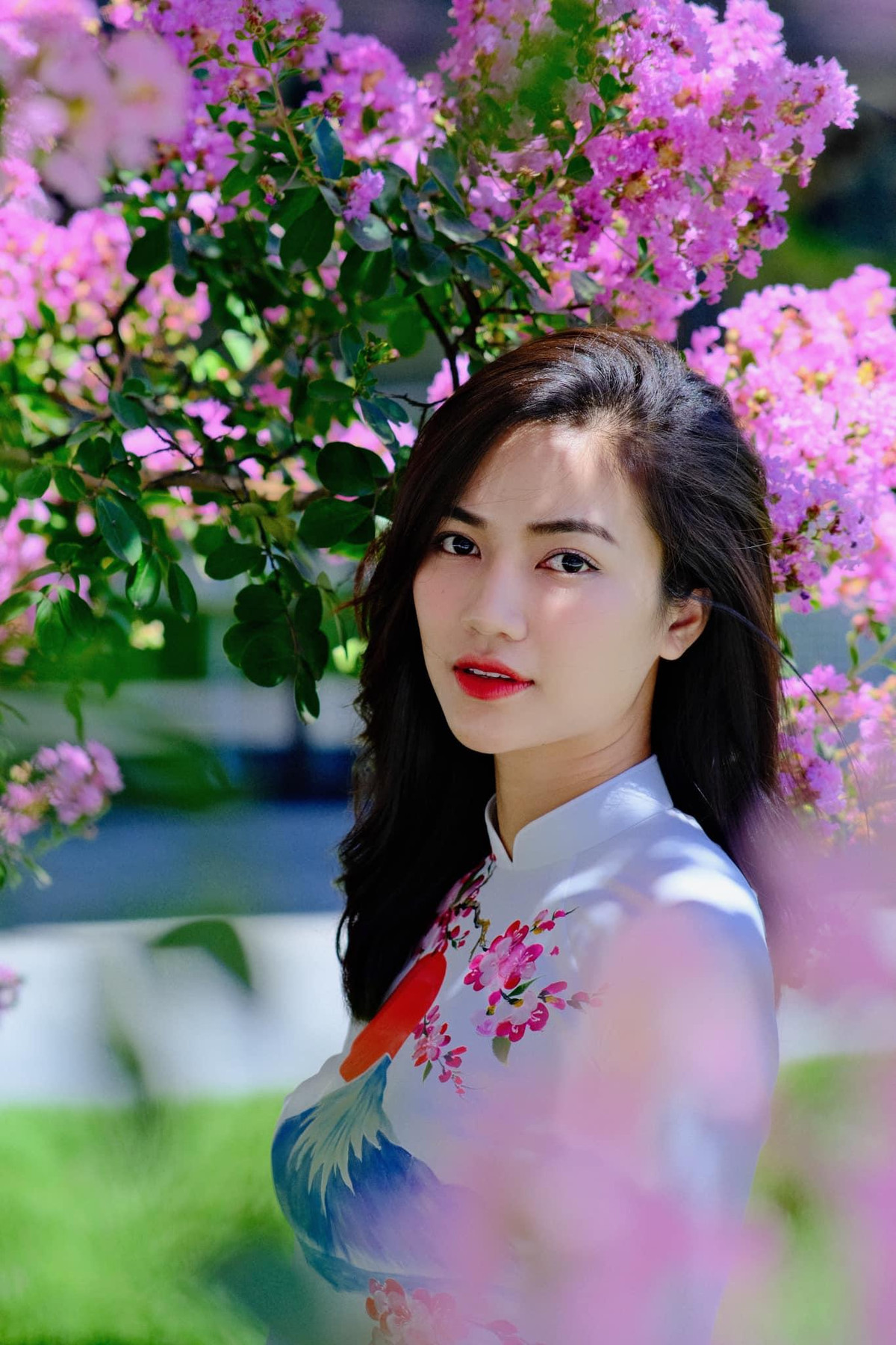 Nữ diễn viên khoe vẻ đẹp dịu dàng trong tà áo dài trong chuyến công tác tại Nhật Bản.