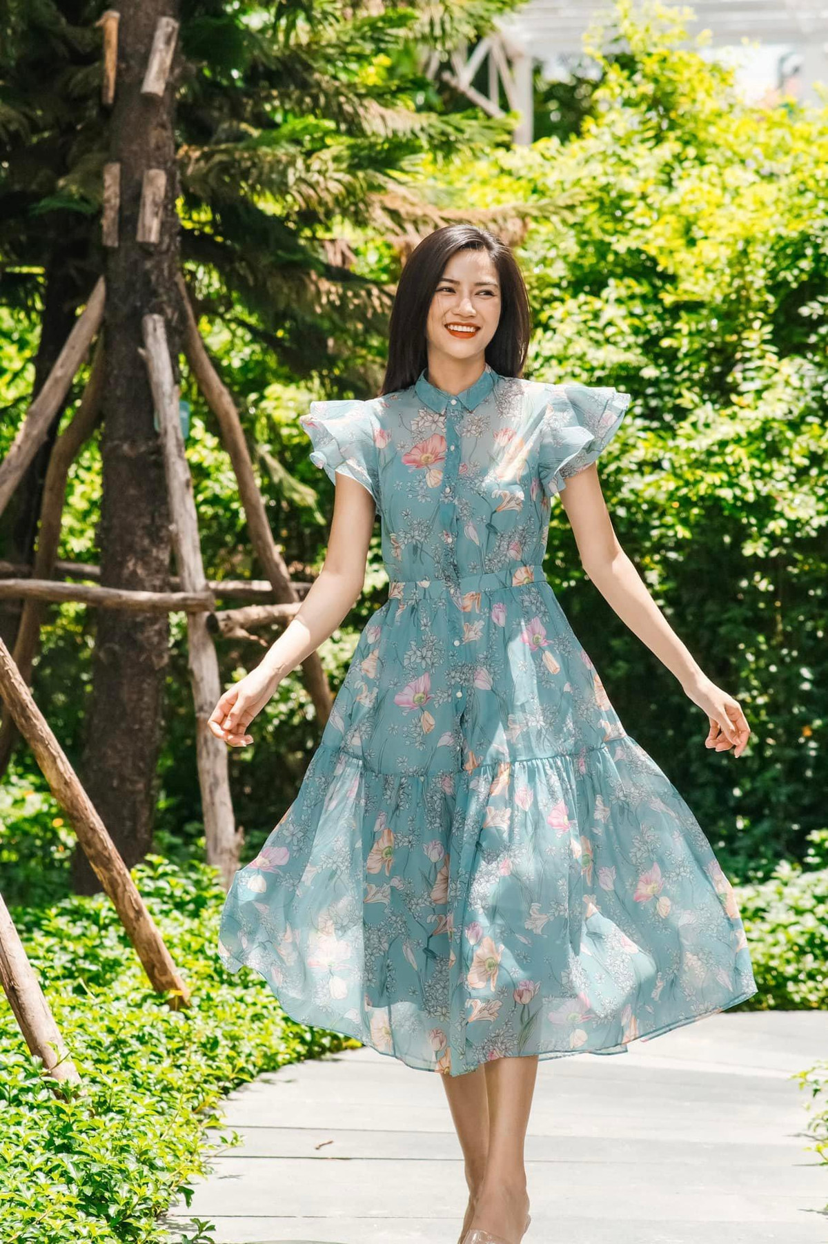 Vẻ đẹp nữ tính của Anh Đào khác hẳn với những vai diễn của cô trên màn ảnh.