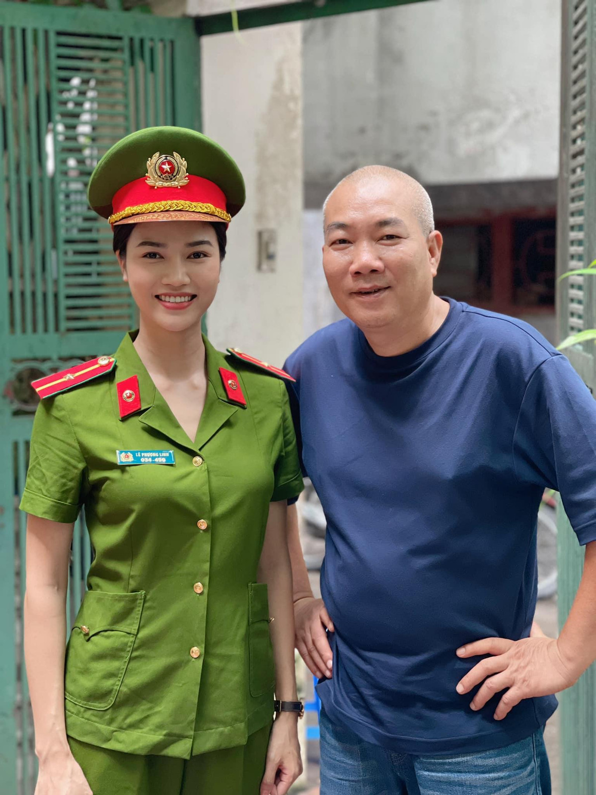 Dù mới đóng phim và chỉ có vai diễn đầu tiên trong 'Lối về miền hoa' nhưng Anh Đào đã được đạo diễn Nguyễn Danh Dũng (phải) chọn vào phim chính luận 'Đấu trí'.