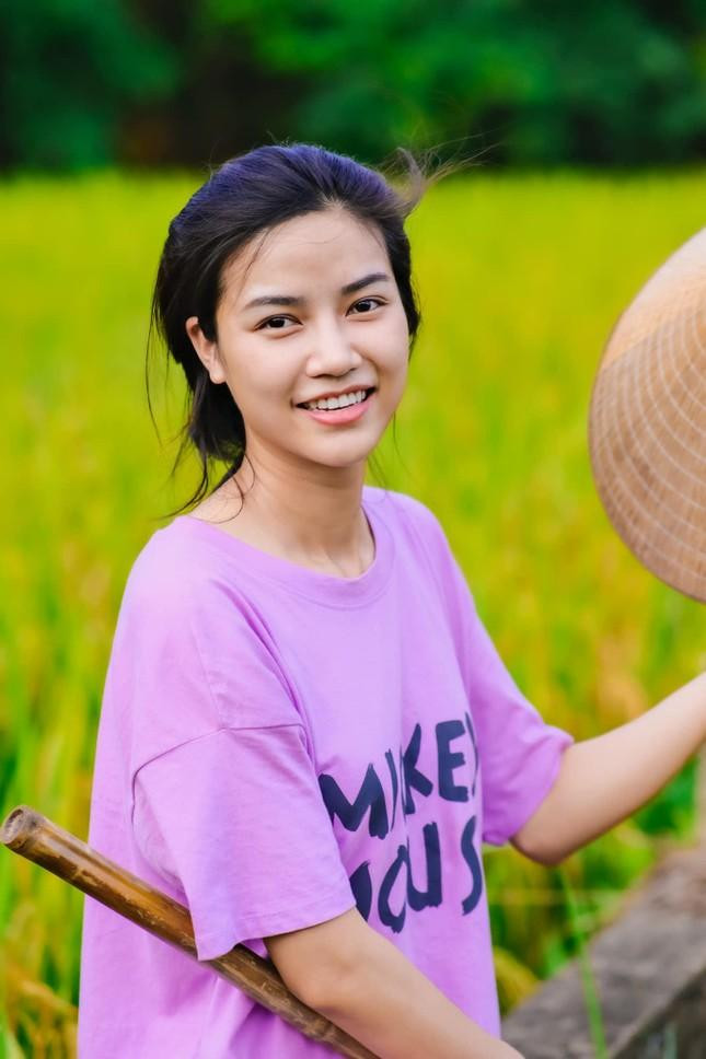 Anh Đào xuất thân là diễn viên kịch và tham gia phim truyền hình khá muộn. Vai đầu tiên của cô trên truyền hình lại là nữ chính Thanh trong phim 'Lối về miền hoa' khiến cô chịu không ít áp lực từ khán giả với ý kiến khen chê trái chiều.