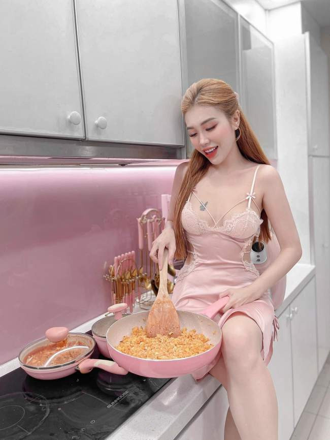 Những chi tiết đắp ren mang tới sự quyến rũ cho nữ diễn viên.