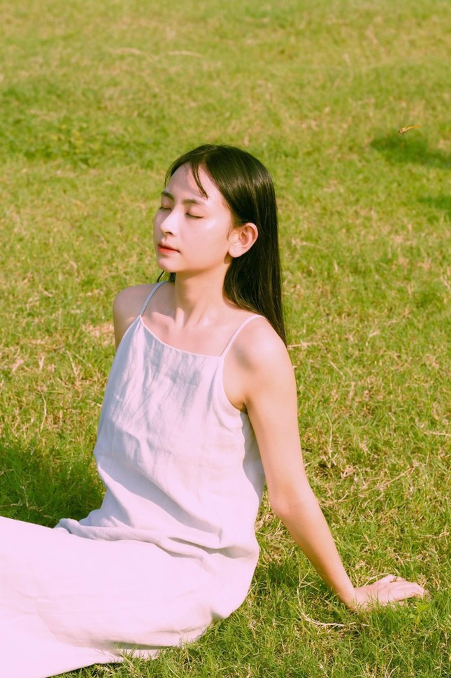 Phương Khanh tự nhủ rằng khi bản thân được sống trong môi trường hòa bình ngày nay đã là một may mắn. May mắn trong việc tự do phát triển bản thân, phát triển những điều mình mong muốn thì dù có khó khăn gì cũng sẽ tìm cách mà vượt qua. Hãy tri ân cuộc đời này bằng cách sống sao cho có ích, có thể truyền động lực tích cực tới những ai kém may mắn hơn hay họ đang còn có những tư tưởng tiêu cực.