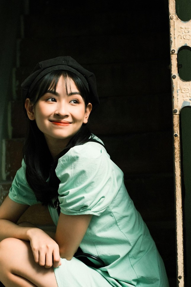 Phương Khanh hình thành cuộc sống tự lập từ bé nên khi sinh sống và học tập tại Sài Gòn sự tự chủ về mọi việc nhanh chóng được phát huy. Nữ sinh chọn sống một mình thay vì tìm bạn ở chung giống như bao sinh viên khác. Thói quen cuộc sống như vậy cũng tạo cho cô nhiều trải nghiệm khi phải đối mặt với những khó khăn và đều phải tự mình giải quyết. “Một trong những mối lo lắng là khi bản thân đau ốm, bệnh tật thì không có ai chăm sóc hay chỉ đơn giản là khi mình buồn tủi giữa chốn thành thị sẽ không dễ tìm được 1 người sẻ chia với mình” – Phương Khanh nói. Bởi vậy trong ngôi nhà của mình Phương Khanh có nuôi 1 chú cún đặt tên là cà phê để bầu bạn và bảo vệ bản thân khi sống một mình.