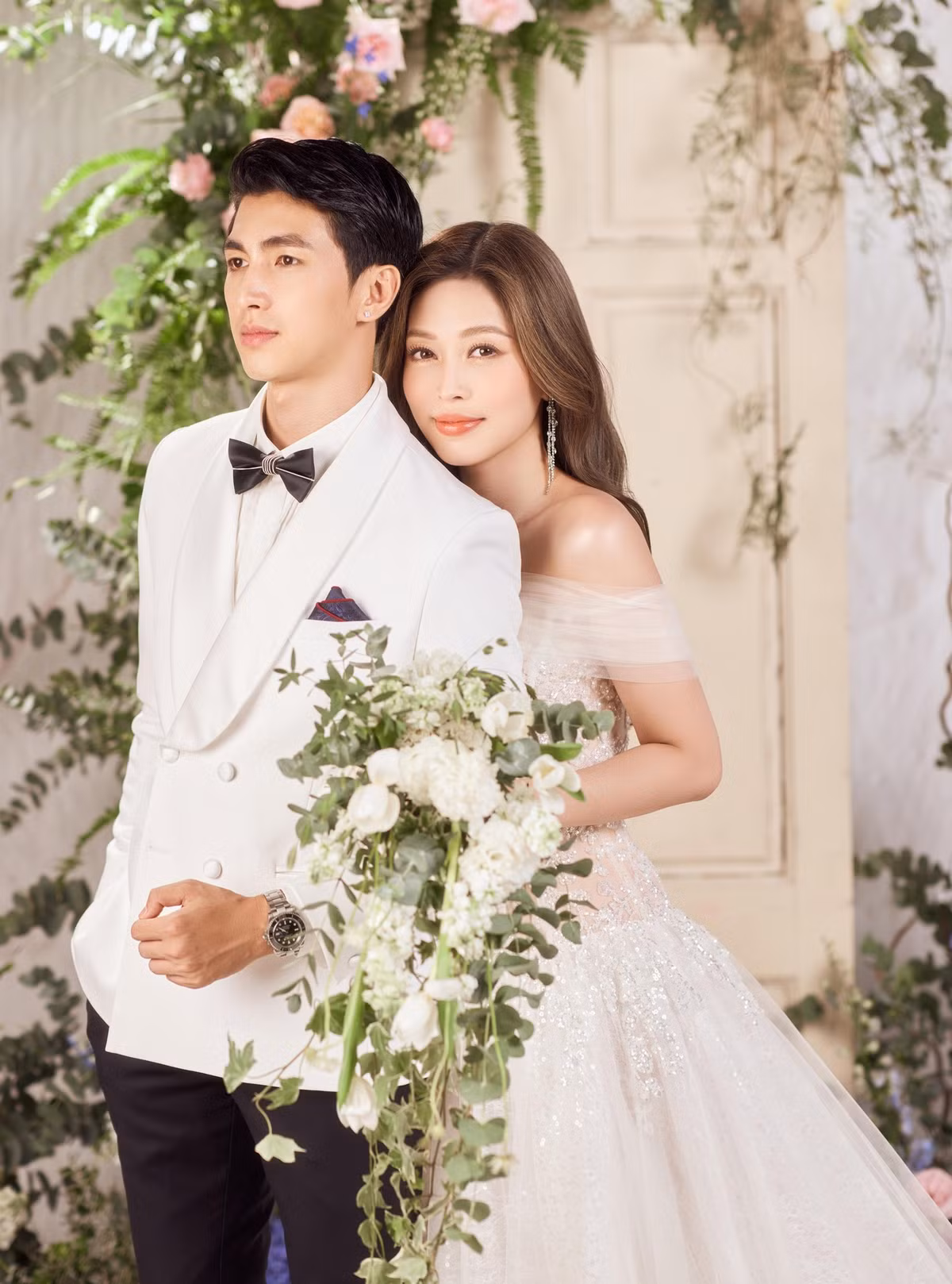 Phuong Nga yeu cau khach khong mac trang phuc trang toi le cuoi