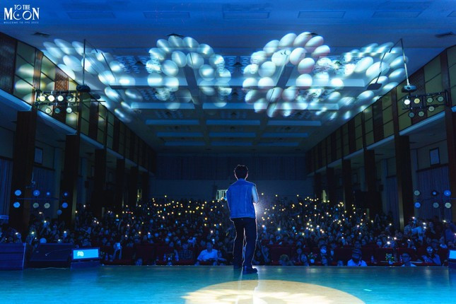 "Lên trăng" cùng sự kiện chào tân sinh viên trường Báo ảnh 6