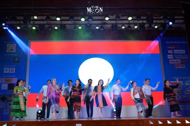 "Lên trăng" cùng sự kiện chào tân sinh viên trường Báo ảnh 2